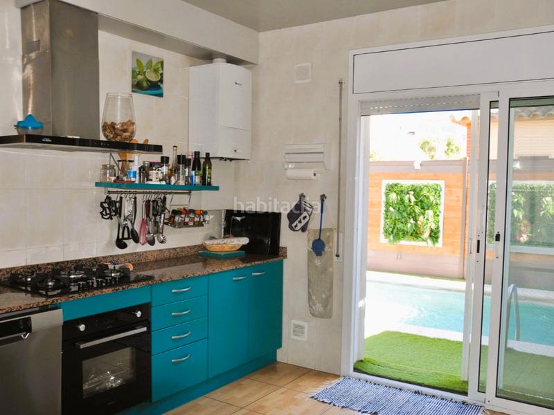 Foto 9deb6076-a70b-4585-ba17-580142c0e0b0. Casa adosada en carrer provenca 7 villa familiar con piscina, jardín y garaje – zona tranquila en Sant Pere Pescador