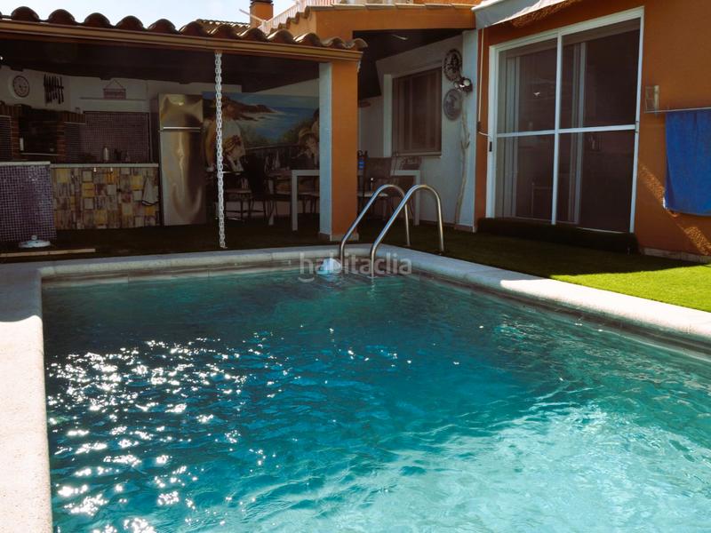 Foto a126e1b9-7c66-4f00-972b-0a9fe31ff570. Casa adosada en carrer provenca 7 villa familiar con piscina, jardín y garaje – zona tranquila en Sant Pere Pescador
