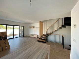 Casa adossada a Daró 15. Casa adosada "passive-house". bajo consumo energético.