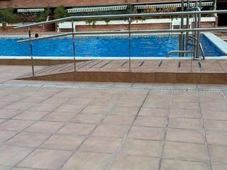 Alquiler Piso en Sant fructuos 2. Bajo  con pequeño  patio y piscina  comunitaria