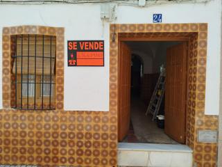 Casa adossada a Calle santa maría 24. Se vende casa en salvaleón a 50 km de badajoz capital.