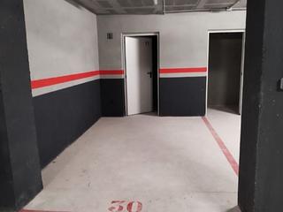 Lloguer Aparcament cotxe a Passeig de pau claris 17. Parking reducido para dos motos o mini coche