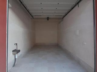 Car parking in Carrer de serafí pitarra 1. Garaje privado con contador de luz, pica, gran altura y opción d