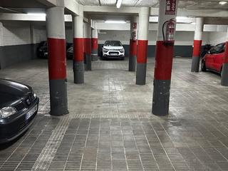 Lloguer Aparcament cotxe a Carrer ramon y cajal 5. Parking doble: coche pequeño + moto