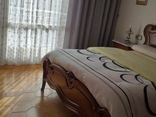 Maison à Carrer santiago rusiñol 83. Vivienda de 3 plantas. local comercial en bajos