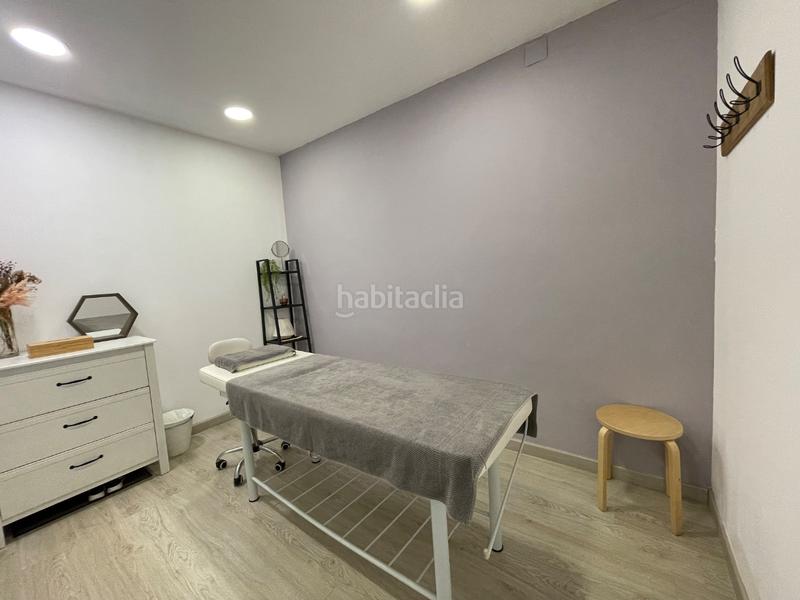 Foto c9a7f99a-0627-44aa-b4fe-799be25b881f. Alquiler local comercial en calle constitución 26 cabina en alquiler en Barcelona