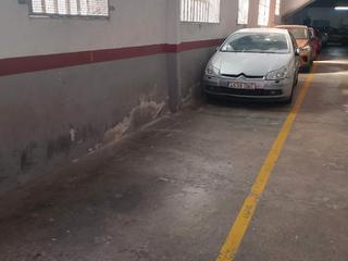 Aparcament cotxe a Maragall 25. Parking maragall 25