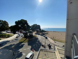 Piso en Passeig marítim 7. Piso pequeño pero renovado en 1a línea de mar, 3a planta, zona r