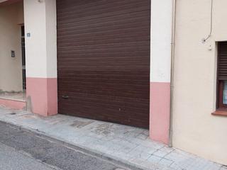 Aparcament cotxe a De les escoles 6. Garaje almacen de 90m2