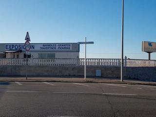 Nau industrial a Calle pedrosa 27. Exposicion y almacen de marmoles en 2 plantas + patios