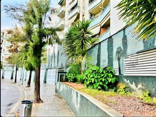 Pis a Carrer de montserrat roig 14