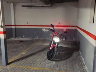 Lloguer Aparcament de moto a Bravo murillo 277. Garaje para moto con puerta automática en azucenas 72