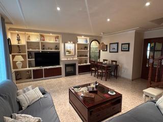 Casa adossada a Riu besòs 11. Casa esquinera en calle riu besós