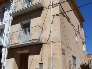 Casa adossada a Calle mayor 16. Casa en venta en el centro de cedrillas con solar anexo