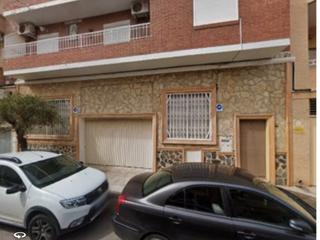 Maison à Calle la reina 90. Grandisima casa unifamiliar de dos plantas con cochera para vari