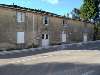 Masia a Avenida de galicia 31. Antigua casa rural de piedra con gran parcela