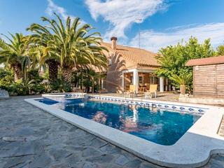 Chalet in Carrer d'òscar esplà 1-b. “exclusivo xalet en boscos de tarragona”