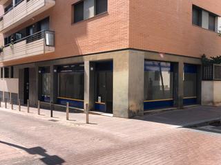 Local commercial à Eduard tubau  3. Local con gran fachada tiene uso de vivienda