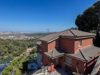 Xalet a Roser 12. Impresionante casa independiente con vistas a barcelona y al mar