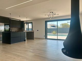 Xalet a Calle de vilanova de bellpuig 11. Chalet de diseño con piscina salada y vistas infinitas.