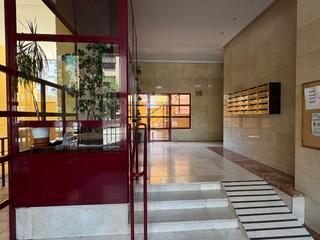 Alquiler Piso en Calle de la dulzaina 2. Piso luminoso con piscina, garaje, dos habitaciones y dos baños