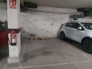 Aparcament cotxe a Onze de setembre 1. Plaça de pàrquing cotxe gros, a l'entrada de mollet (al costat d