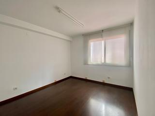 Rent Office space in Raval de dins 8. Oficina cèntrica independent