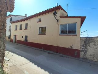 Mas à Calle alta 17. Casa con mucho espacio y bodega.