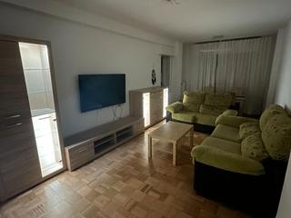 Alquiler Piso en Alfonso ix 12. Alquiler piso de 4 habitaciones con calefacción central y a/a.