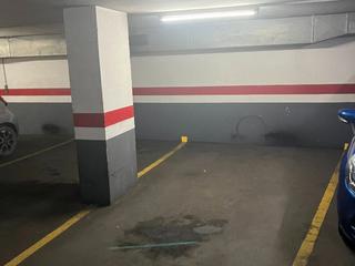 Parking coche en Travessera de dalt 25. Plaza de parking grande