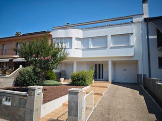 Casa a Mas catofa 31. Casa adosada con jardín delante y amplio terreno detrás