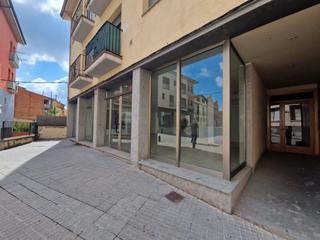 Lloguer Local Comercial a Passatge parés 18. Local comercial en lloguer al centre de sant hipòlit de voltregà