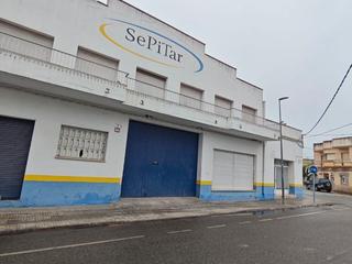 Lloguer Nau industrial a Av. esportiva 5. Alquiler de nave de 700 m² con oficinas y baño en deltebre