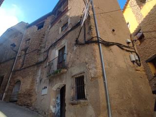 Masia a Sant vicenç 13. Casa per reformar amb pati i gran potencial al centre d’àger