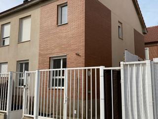 Maison jumelée à Calle don quijote de la mancha 19. ¡ estupendo pareado de dos plantas en urbanización cerrada de 80