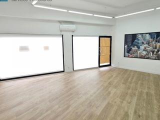 Lloguer Local Comercial a Carrer de santa marcel·lina 9. Local en pleno centro en zona muy peatonal