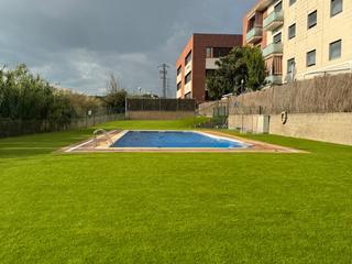 Pis a Avinguda de sentmenat 26. Piso con piscina y zona comunitaria.