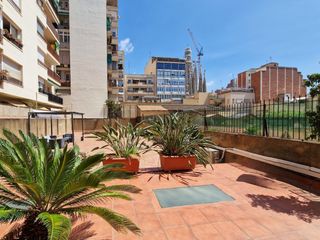 Piso en Carrer de roger de flor 234. Venta de piso con gran terraza en calle de nàpols