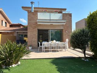 Maison à Avinguda 316 20. Casa independiente en urb. montemar