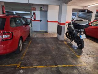Aparcament cotxe a Carrer de la constitució 44. Plaza de parking coche mediano o 2 motos en sants/bordeta