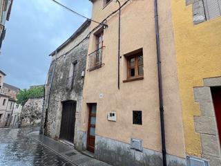 Casa aparellada a Carrer major 93. ?? casa con encanto dentro de la muralla de hostalric – ideal pa