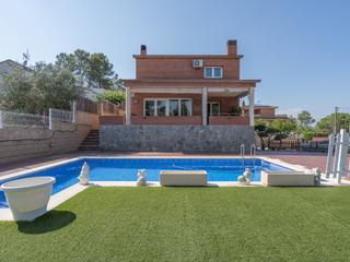Chalet à Carrer d'osona 5. ¡espectacular casa en can serra!