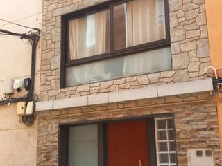 Casa a Carrer dels prats 1. Casa acollidora amb llar de foc al mig del poble