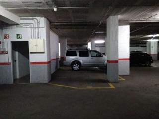 Miete Autoparkplatz in Carrer de sant antoni mª claret 55. Plaza para coche mediano + moto de facil acceso