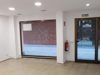 Lloguer Local Comercial a Carrer dels sastres 8. Local cèntric i renovat amb gran aparador