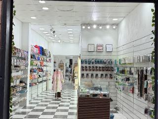Traspàs Local Comercial a Avinyo 37. Es un local comercial .pasan muchas gente touristas tengo 2 otro