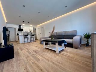 Apartment in Carrer del tarragonès 10. Chalet recién reformado: dos viviendas independientes, cerca de