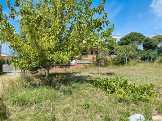 Residential Plot in Carrer del llobregat 18. Terreno urbano de 580 m2 con muro, piscina de obra, agua, luz y