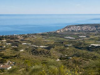 Finca rústica a Camino de vélez 17. En venta: terreno de 63 ha con vistas al mar cerca de vélez-mála