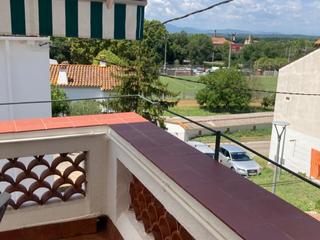 Rent Towny house in Sant joan les fonts  4 izq. Casa en zona residencial